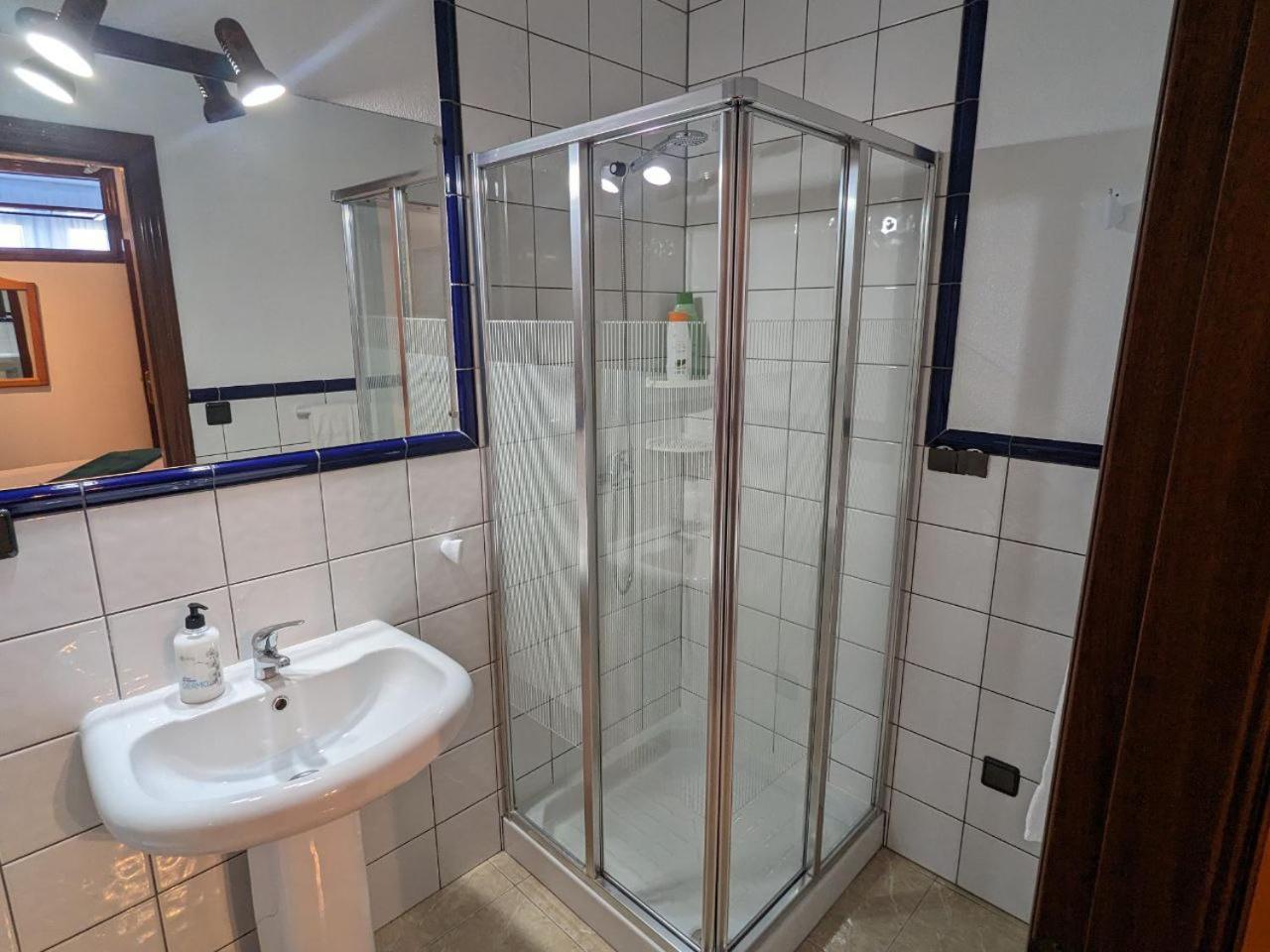 Vivienda Turistica Vacacional Maricarmen Hotel Arou Bagian luar foto