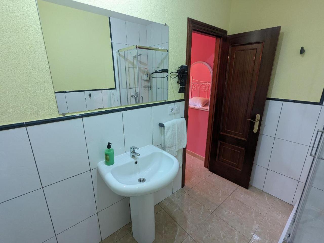 Vivienda Turistica Vacacional Maricarmen Hotel Arou Bagian luar foto